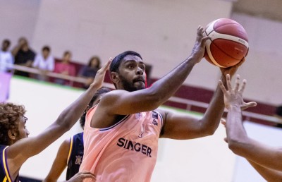 ކިންގްސް އާއި ޓީރެކްސް ފެށީ ވަރުގަދަކޮށް