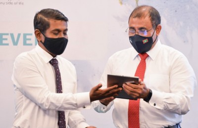 ޓޫރިޒަމް ދާއިރާގެ އެންމެންނަށް ކޮވިޑް ވެކްސިން ދޭ ފުރަތަމަ ގައުމަކަށް ރާއްޖެ ހަދަން ކެމްޕޭނެއް