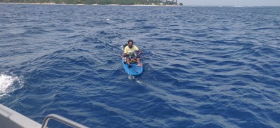 ވިންޑް ސާފްބޯޑެއްގައި ކަނޑަށް ނުކުތް ދެ މީހުން ސަލާމަތްކޮށްފި