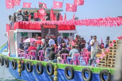 ރައީސް ޔާމީން މިނިވަންކުރަން ގޮވާލައި ކަނޑުމަތީގައި މުޒާހަރާ ކުރަނީ