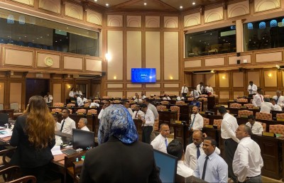 މަޖިލިސް ތެރޭގައި މާރާމާރީ ހިންގައި ބައެއް މެމްބަރުން އަނިޔާވެއްޖެ