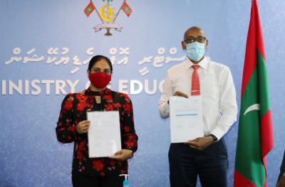 ޔުނިސެފުން ރާއްޖެއަށް ލެޕްޓޮޕާއި ދިވެހި ވާހަކަފޮތް ހަދިޔާކޮށްފި