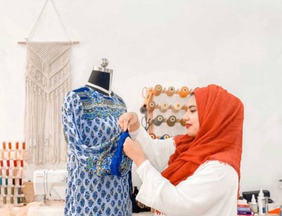 ލަންކާގައި ހުރެގެން ދިވެހިންނަށް ހެދުން ފަހައިދޭ ޒުވާން ހުނަރުވެރިޔާ