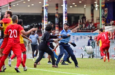 މެޗުގައި ހަމަނުޖެހުން ހިންގައި ވިކްޓަރީގެ ކޯޗު ސޮބާ އަށް ހަމަލާދީފި، މެޗު ކުރިއަކަށް ނުގެންދެވުނު