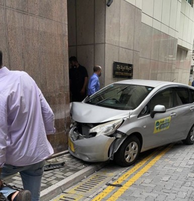 މަޖިލިސް އިދާރާގެ ދޮރަކަށް ކާރެއް އަރައިފި