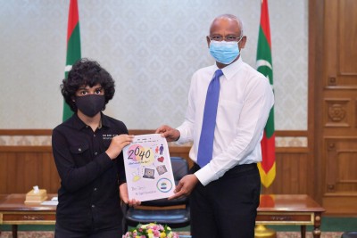 2040 ގެ ތަސައްވުރާ ގުޅޭގޮތުން ކުޑަކުދިންތަކެއް ލިޔުނު ދެ ފޮތެއް ރައީސް އަށް