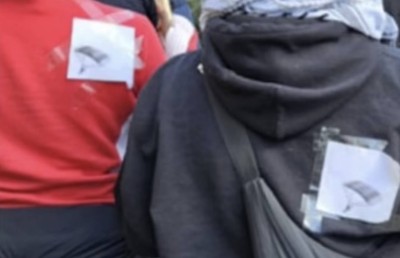 ފަލަސްތީނަށް ތާއީދުކޮށް ބޭއްވި މުޒާހަރާއެއްގައި ޕެރަގްލައިޑާގެ ފޮޓޯ ގެންގުޅުމުން ޓެރަރިޒަމްގެ ކުށް ސާބިތުވެއްޖެ