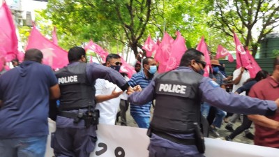 އިދިކޮޅު މުޒާހަރާއިން އަދުރޭ ހިމެނޭ ގޮތަށް ގިނަ ބަޔަކު ފުލުހުންގެ ބެލުމުގެ ދަށަށް