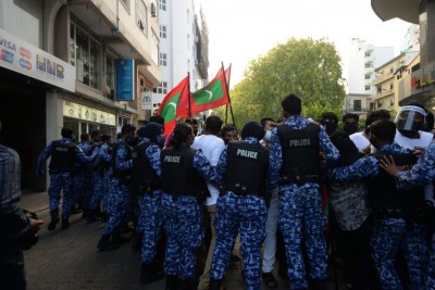 އިދިކޮޅު މުޒާހަރާއިން ފުލުހުންގެ ބެލުމުގެ ދަށަށް ގެންދިޔަ 12 މީހުން ދޫކޮށްލައިފި