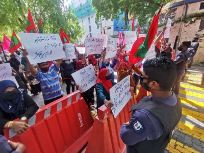ރިޔާސީ ބަޔާން އިއްވިއިރު އިދިކޮޅުން މަޖިލިސް ކައިރީ މުޒާހަރާކޮށްފި