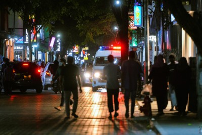 10 މީހުންނަށްވުރެ ގިނަ މީހުން އެއްވެ އުޅުން މަނާކޮށްފި