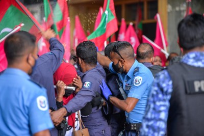 10 މީހުންނަށްވުރެ ގިނައިން އެއްވެ އިދިކޮޅުން މިރޭ ކުރި މުޒާހަރާ ރޫޅާލައިފި