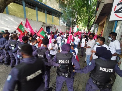 "ކޮބާ މަގޭ ފްލެޓު؟" ގޮވަމުން އިދިކޮޅުން މުޒާހަރާ ފަށައިފި