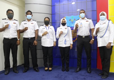 ކަސްޓަމްސްގެ ގިނަ އަދަދެއްގެ މުވައްޒަފުން ވެކްސިންގެ ފުރަތަމަ ޑޯޒް ޖަހައިފި