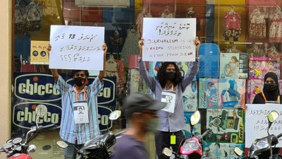 ފުލުހުން ހުރަސްއަޅައި އަނިޔާކުރާތީ ނޫސްވެރިން މުޒާހަރާކޮށްފި