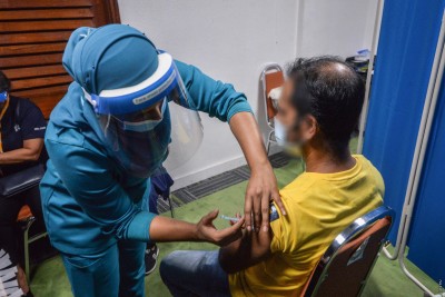 ލިޔެކިޔުން ނެތް ބިދޭސީންނަށް ވެކްސިން ދޭން ފަށައިފި