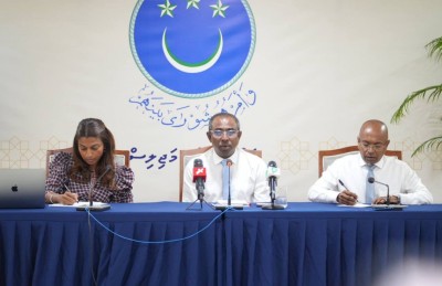 ޑިމޮކްރެޓުން ތުހުމަތުކުރަނީ ސަރުކާރު މެންބަރުން ގަސްދުގައި ޖަލްސާ ކުރިއަށް ނުގެންދިޔަ ކަމަށް!