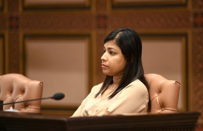 ވިޔަފާރި ކުރާނީ ފާޅުގައި، ބިޑު ހޯދުމަށް ފައްޔާޒުގެ އެހީ ނުހޯދަން: ރޮޒައިނާ