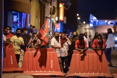 ފަސް މީހުންނަށްވުރެ ގިނަ މީހުން އެއްވެ އުޅުން މަނާކޮށްފި