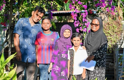 އާއިލާގެ ވަށައިގެން ހިމޭންކަން، އެކަމަކު އުފާވެރިކަން އިންތިހާ