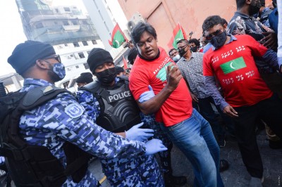 މުޒާހަރާއިން ހައްޔަރުކުރި މީހުން ޖޫރިމަނާކޮށް ދޫކޮށްލައިފި