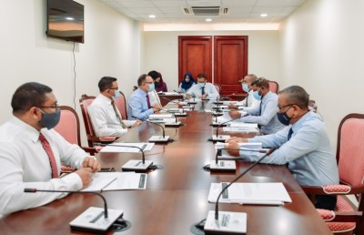ބޮޑެތި ތުހުމަތުތަކާ އެކު، އެތެރެ ފަޅައިގެން ހިނގައްޖެ!