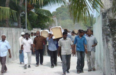 އާއިލާ އިން އެއްފަހަރާ ހަތަރު މަރު: ފައިދަށުން ބިންގަނޑު ކެހިގެން ދިޔަ ކަހަލަ!