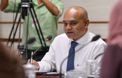 ބޮޑެތި ތުހުމަތުތަކާ އެކު، އެތެރެ ފަޅައިގެން ހިނގައްޖެ!