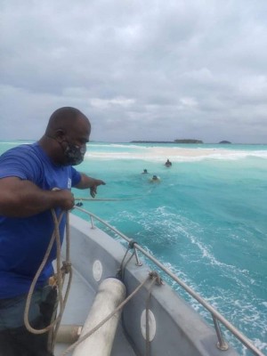 ފިނޮޅެއްގައި ހާލުގައި ޖެހިފައި ތިބި ބަޔަކު ސަލާމަތް ކޮށްފި