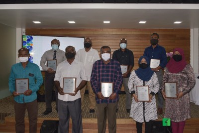 އެޗްޑީސީގެ 20 އަހަރު ފާހަގަކުރުން 20 އަހަރުވީ މުވައްޒަފުންނާއެކު