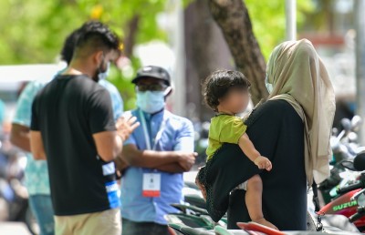 އެއް އަހަރުގެ ދަރިފުޅާ އެކު ޕާކިސްތާނުގެ ދެމަފިރިއަކު މާލޭގައި ސަލާންޖަހަނީ!