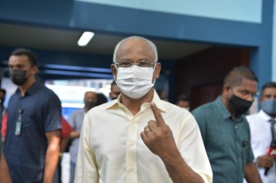 ބާރުތައް ދޫކޮށްލައިފިން، ނިޒާމު ބަދަލުކުރަން ވޯޓުގެ ބޭނުން ހިފާ: ރައީސް