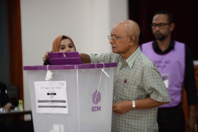 ކޮވިޑަށް ޕޮޒިޓިވްވާ މީހުންނަށް ވޯޓުލާން އެހީތެރިކަން ހޯދޭނެ: އިލެކްޝަންސް