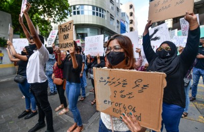 ދަރިވަރަކަށް ބުލީކުރި ކަމުގެ ތުހުމަތުން ބޭޒާރުވީ ސިޔާސީ އެކްޓިވިސްޓުން
