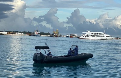ސަފާރީތަކުގައި ކަސްޓަމްސްގެ ޓްރެކިން ޑިވައިސް ހަރުކުރަން މަޖުބޫރު ކޮށްފި