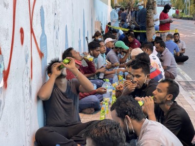 ހަތަރު ގަޑިއިރު ކުރިން ވެކްސިން ކިއު ހަދައިފި، ރޯދަ ވީއްލުންވެސް މިތާ
