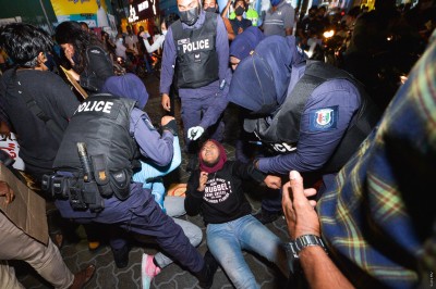 ބާރުގެ ބޭނުންކޮށް މުޒާހަރާ ރޫޅާލި ފުލުހުން މަސްއޫލިއްޔަތު ތަކުން ދުރުކޮށްފި