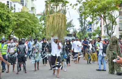 ބޮޑު ޗުއްޓީ އާއި ބޮޑު އީދު: އަނެއްކާ ވެސް ބަންދުގައި!