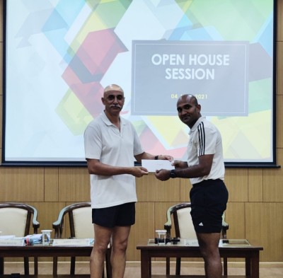 ގެނބެމުން ދިޔަ އާއިލާއެއް ސަލާމަތްކުރި ދެ ފުލުހުންނަށް ތައުރީފު