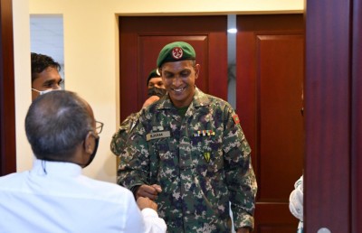 ބޮމުގެ ހަމަލާގައި ޒަހަމްވި ބޮޑީގާޑުގެ ކަނދުރާގެ އޮޕަރޭޝަނެއް ކުރަނީ