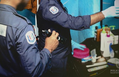 ޑްރަގު މައްސަލައެއްގައި އުމަރަށް ޖަލަށްލި މީހަކު، ފުލުހުންނަށް ހެދުނު ގޯސްތަކަކާ ހެދި ސަލާމަތްވެއްޖެ