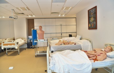 މެޑިސިން ކިޔަވާ ދަރިވަރުންގެ ކްލާސްތައް މައި ކެމްޕަހަށް ބަދަލުކުރާތީ ކަންބޮޑުވުން، އެދެނީ ދާއިމީ ހައްލެއް!