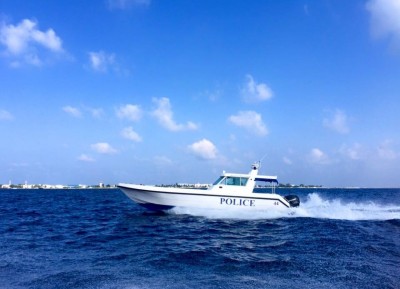 ބޮމުގެ ހަމަލާގެ ކުރިން ފުލުހުން ހިފެހެއްޓި ލޯންޗެއްގައި ތުހުމަތުވާ ދެ މީހުން ތިބި