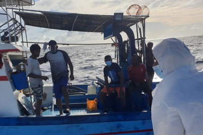މަސްވެރިއެއްގެ ލޮލަށް ބުޅިއެއް ހެރި ފަރުވާ ދެނީ