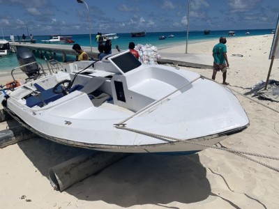 ޓޫރިސްޓުންނާ އެކު ދަތުރުކުރި ލޯންޗެއްގެ ޕެޓްރޯލް ޓޭންކުގައި ރޯވެ މީހަކަށް އަނިޔާވެއްޖެ