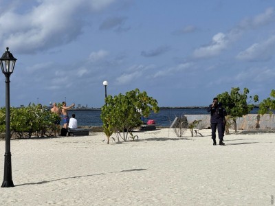 ބިކިނީގައި އާޓިފިޝަލް ބީޗަށް އެރި އުޅުނު ފަތުރުވެރިޔަކު ފުލުހުން ހުއްޓުވައިފި