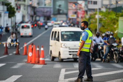66 އަހަރުގެ އަންހެނެއް އަތުން ފޭރުނުކަމުގެ ތުހުމަތުގައި މީހަކު ހައްޔަރުކޮށްފި