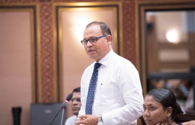 ރައީސް ޔާމީން ޚާރިޖީ ގުޅުންތައް ބެހެއްޓެވީ ރާއްޖޭގެ ސިޔާދަތު ނުގެއްލޭ ގޮތަށް: އާދަމް ޝަރީފް