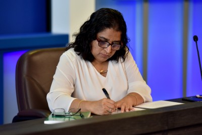 ބައިނަލްއަގްވާމީ މައިދާނުގައި ރާއްޖެ އުޅެންވާނީ އިސްކޮޅުން: އާޒިމާ