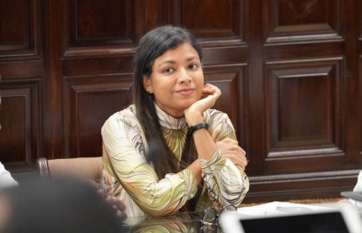 15 އަހަރަށްފަހު ރޮޒައިނާ މަޖިލީހަށް އަލްވަދާއު: "ގޮނޑި ނީލަމުގައި އިން ދުވަހެއް ނީންނާނެ"
